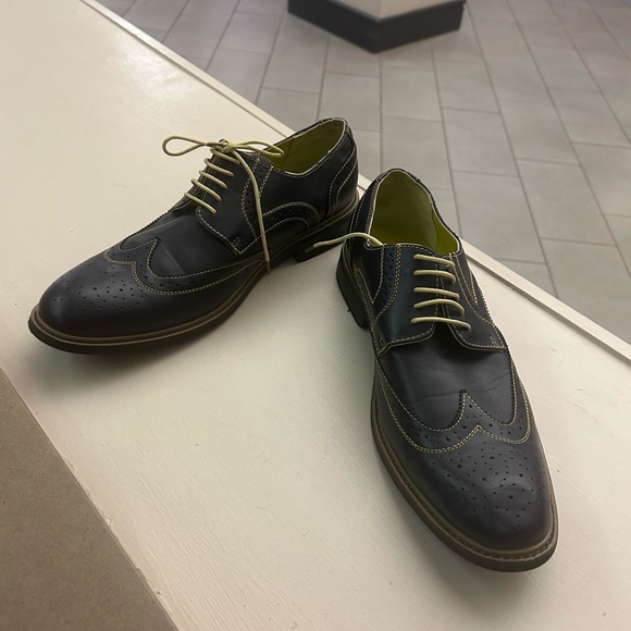 Perry Ellis Portfolio Stylish Navy Oxfords with Yellow Accents Size 13
No flaws